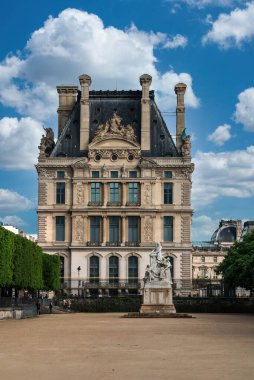 Paris, Fransa. 22 Nisan 2022 Tuileries Bahçesi ve Louvre Müzesi.