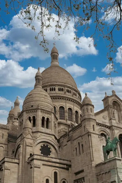 Paris, Fransa. 24 Nisan 2022: Sacr Cur Bazilikası ve mavi gökyüzü.