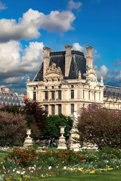 Paris Frankreich April 2022 Tuileries Garten Und Louvre Museum Mit Stockbild