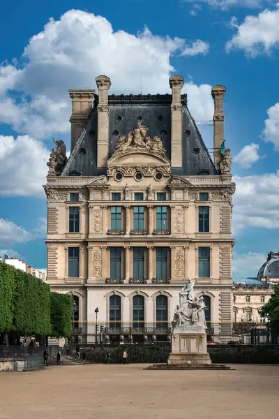 Paryż Francja Kwietnia 2022 Tuileries Ogród Luwr Muzeum Błękitnym Niebem Zdjęcia Stockowe bez tantiem