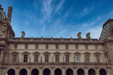 Paris, Fransa. 24 Nisan 2022 Louvre Müzesi ve mavi gökyüzü ile saray.