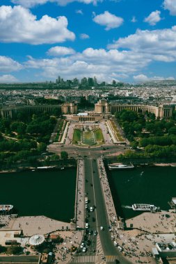 Paris, Fransa. 25 Nisan 2022 Chaillot Sarayı ve bahçeleri. panoramik görünüm.