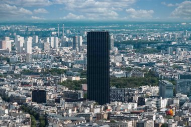 Paris, Fransa. 22 Nisan 2022: Les Invalides, şehrin mimari ve panoramik manzarası..