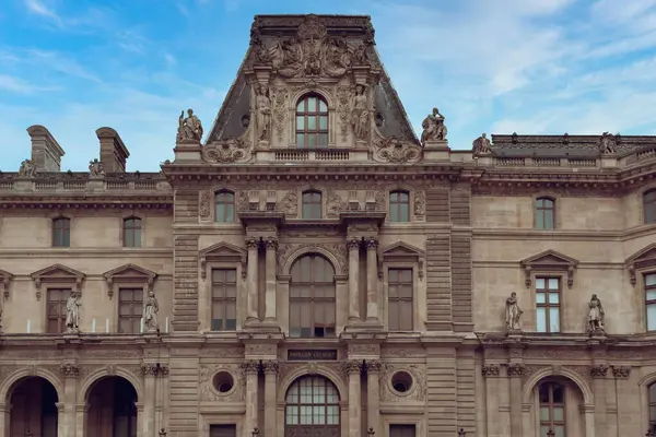 Paryż Francja Kwietnia 2022 Luwr Muzeum Pałac Błękitnym Niebem Zdjęcia Stockowe bez tantiem