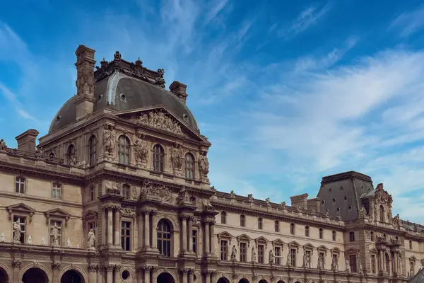 Paris Fransa Nisan 2022 Louvre Müzesi Mavi Gökyüzü Ile Saray Telifsiz Stok Fotoğraflar