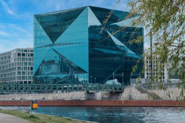 Berlin, Almanya: 20 Nisan 2022: 3XN CUBE BERLIN ve Spree Nehri Müzesi manzarası.