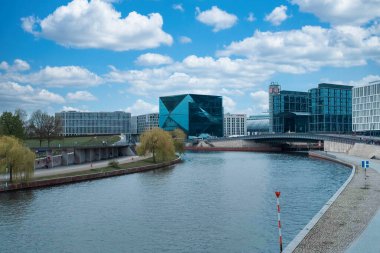 Berlin, Almanya: 20 Nisan 2022: 3XN CUBE BERLIN ve Spree Nehri Müzesi manzarası.