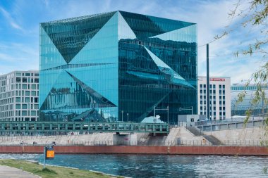 Berlin, Almanya: 20 Nisan 2022: 3XN CUBE BERLIN ve Spree Nehri Müzesi manzarası.