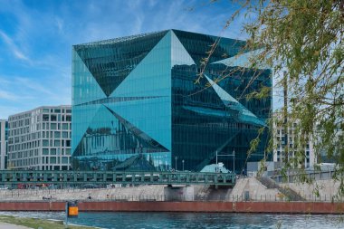 Berlin, Almanya: 20 Nisan 2022: 3XN CUBE BERLIN ve Spree Nehri Müzesi manzarası.