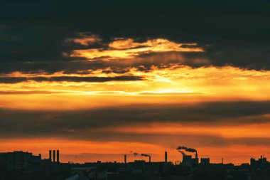 Almanya 'nın sanayi bölgesinde makinelerin siluetleriyle gün batımı.