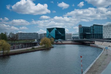 Berlin, Almanya: 21 Nisan 2022: Müze adasındaki eğlence nehrine bakan modern idari bina