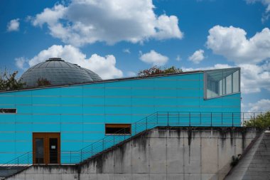 Berlin, Almanya: 21 Nisan 2022: Müze adasındaki eğlence nehrine bakan modern idari bina