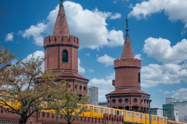 Berlin, Almanya: 21 Nisan 2022: Oberbaum köprüsü.