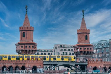 Berlin, Almanya: 21 Nisan 2022: Oberbaum köprüsü.