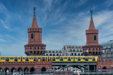 Berlin, Almanya: 21 Nisan 2022: Oberbaum köprüsü.