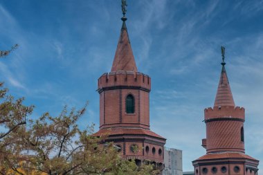 Berlin, Almanya: 21 Nisan 2022: Oberbaum köprüsü.