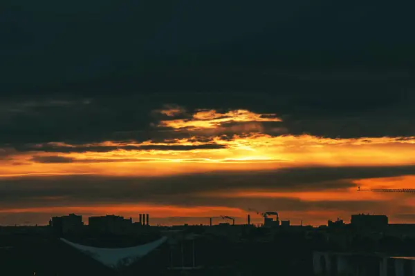 Sonnenuntergang Mit Maschinensilhouetten Industriegebiet Von Deutschland lizenzfreie Stockfotos