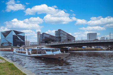 Berlin, Almanya: 21 Nisan 2022: Müze adasındaki eğlence nehrine bakan modern idari bina