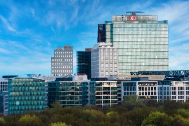 Berlin, Almanya: 20 Nisan 2022: Tiergarten modern şehir ve Sony merkez çadırı.