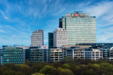 Berlin, Almanya: 20 Nisan 2022: Tiergarten modern şehir ve Sony merkez çadırı.