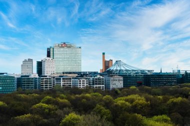 Berlin, Almanya: 20 Nisan 2022: Tiergarten modern şehir ve Sony merkez çadırı.