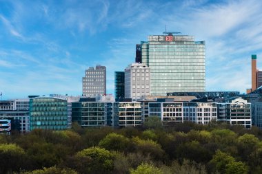 Berlin, Almanya: 20 Nisan 2022: Tiergarten modern şehir ve Sony merkez çadırı.