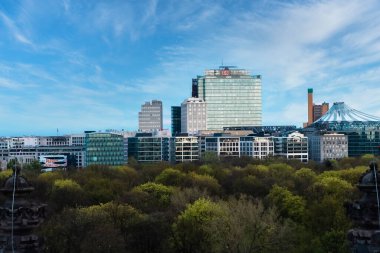 Berlin, Almanya: 20 Nisan 2022: Tiergarten modern şehir ve Sony merkez çadırı.