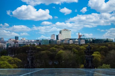 Berlin, Almanya: 20 Nisan 2022: Tiergarten modern şehir ve Sony merkez çadırı.