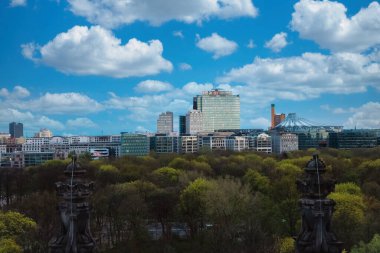 Berlin, Almanya: 20 Nisan 2022: Tiergarten modern şehir ve Sony merkez çadırı.