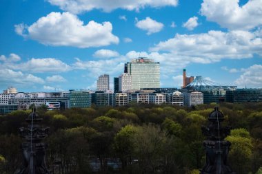 Berlin, Almanya: 20 Nisan 2022: Tiergarten modern şehir ve Sony merkez çadırı.