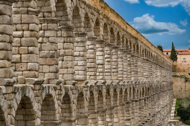 Segovia, Espaa. 28 Nisan 2022, Segovia Aqueduct, İspanya 'nın Segovia kentine 1973 yılına kadar su taşıyan bir Roma su kemeri. İnşaatı İ.Ö. 2. yüzyılın başlarına dayanıyor..