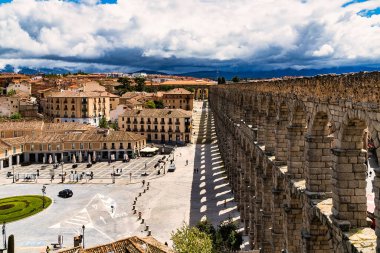 Segovia, Espaa. 28 Nisan 2022, Segovia Aqueduct, İspanya 'nın Segovia kentine 1973 yılına kadar su taşıyan bir Roma su kemeri. İnşaatı İ.Ö. 2. yüzyılın başlarına dayanıyor..