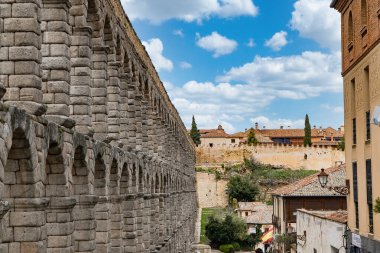 Segovia, Espaa. 28 Nisan 2022, Segovia Aqueduct, İspanya 'nın Segovia kentine 1973 yılına kadar su taşıyan bir Roma su kemeri. İnşaatı İ.Ö. 2. yüzyılın başlarına dayanıyor..