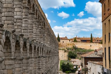 Segovia, Espaa. 28 Nisan 2022, Segovia Aqueduct, İspanya 'nın Segovia kentine 1973 yılına kadar su taşıyan bir Roma su kemeri. İnşaatı İ.Ö. 2. yüzyılın başlarına dayanıyor..