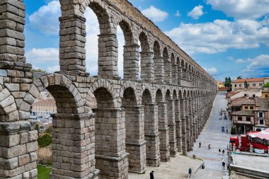 Segovia, Espaa. 28 Nisan 2022, Segovia Aqueduct, İspanya 'nın Segovia kentine 1973 yılına kadar su taşıyan bir Roma su kemeri. İnşaatı İ.Ö. 2. yüzyılın başlarına dayanıyor..