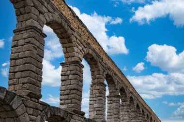 Segovia, Espaa. 28 Nisan 2022, Segovia Aqueduct, İspanya 'nın Segovia kentine 1973 yılına kadar su taşıyan bir Roma su kemeri. İnşaatı İ.Ö. 2. yüzyılın başlarına dayanıyor..