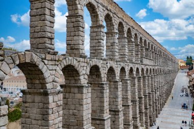 Segovia, Espaa. 28 Nisan 2022, Segovia Aqueduct, İspanya 'nın Segovia kentine 1973 yılına kadar su taşıyan bir Roma su kemeri. İnşaatı İ.Ö. 2. yüzyılın başlarına dayanıyor..