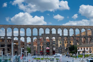 Segovia, Espaa. 28 Nisan 2022, Segovia Aqueduct, İspanya 'nın Segovia kentine 1973 yılına kadar su taşıyan bir Roma su kemeri. İnşaatı İ.Ö. 2. yüzyılın başlarına dayanıyor..