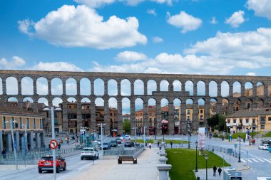 Segovia, Espaa. 28 Nisan 2022, Segovia Aqueduct, İspanya 'nın Segovia kentine 1973 yılına kadar su taşıyan bir Roma su kemeri. İnşaatı İ.Ö. 2. yüzyılın başlarına dayanıyor..