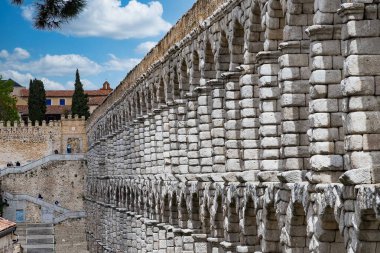 Segovia, Espaa. 28 Nisan 2022, Segovia Aqueduct, İspanya 'nın Segovia kentine 1973 yılına kadar su taşıyan bir Roma su kemeri. İnşaatı İ.Ö. 2. yüzyılın başlarına dayanıyor..