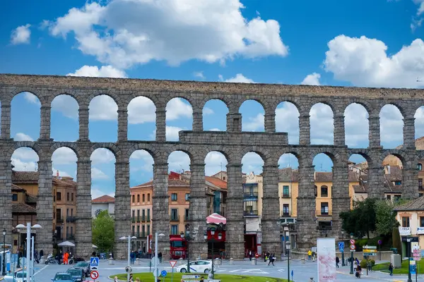 Segovia, Espaa. 28 Nisan 2022, Segovia Aqueduct, İspanya 'nın Segovia kentine 1973 yılına kadar su taşıyan bir Roma su kemeri. İnşaatı İ.Ö. 2. yüzyılın başlarına dayanıyor..