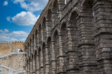 Segovia, Espaa. 28 Nisan 2022, Segovia Aqueduct, İspanya 'nın Segovia kentine 1973 yılına kadar su taşıyan bir Roma su kemeri. İnşaatı İ.Ö. 2. yüzyılın başlarına dayanıyor..