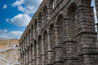 Segovia, Espaa. 28 Nisan 2022, Segovia Aqueduct, İspanya 'nın Segovia kentine 1973 yılına kadar su taşıyan bir Roma su kemeri. İnşaatı İ.Ö. 2. yüzyılın başlarına dayanıyor..