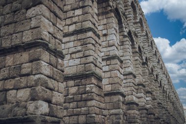 Segovia, Espaa. 28 Nisan 2022, Segovia Aqueduct, İspanya 'nın Segovia kentine 1973 yılına kadar su taşıyan bir Roma su kemeri. İnşaatı İ.Ö. 2. yüzyılın başlarına dayanıyor..