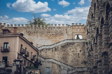 Segovia, Espaa. 28 Nisan 2022, Segovia Aqueduct, İspanya 'nın Segovia kentine 1973 yılına kadar su taşıyan bir Roma su kemeri. İnşaatı İ.Ö. 2. yüzyılın başlarına dayanıyor..