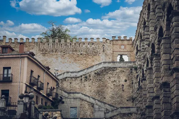 Segovia, Espaa. 28 Nisan 2022, Segovia Aqueduct, İspanya 'nın Segovia kentine 1973 yılına kadar su taşıyan bir Roma su kemeri. İnşaatı İ.Ö. 2. yüzyılın başlarına dayanıyor..