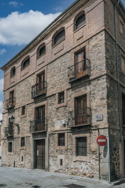 Segovia, Espaa. 28 Nisan 2022: Segovia 'nın mimari ve mavi gökyüzü panoramik manzaraları.