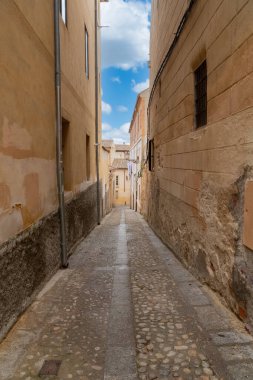 Segovia, Espaa. 28 Nisan 2022: Segovia 'nın mimari ve mavi gökyüzü panoramik manzaraları.