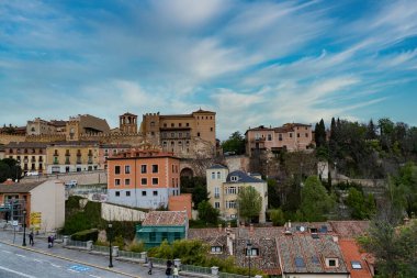 Segovia, Espaa. 28 Nisan 2022: Segovia 'nın mimari ve mavi gökyüzü panoramik manzaraları.