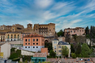 Segovia, Espaa. 28 Nisan 2022: Segovia 'nın mimari ve mavi gökyüzü panoramik manzaraları.